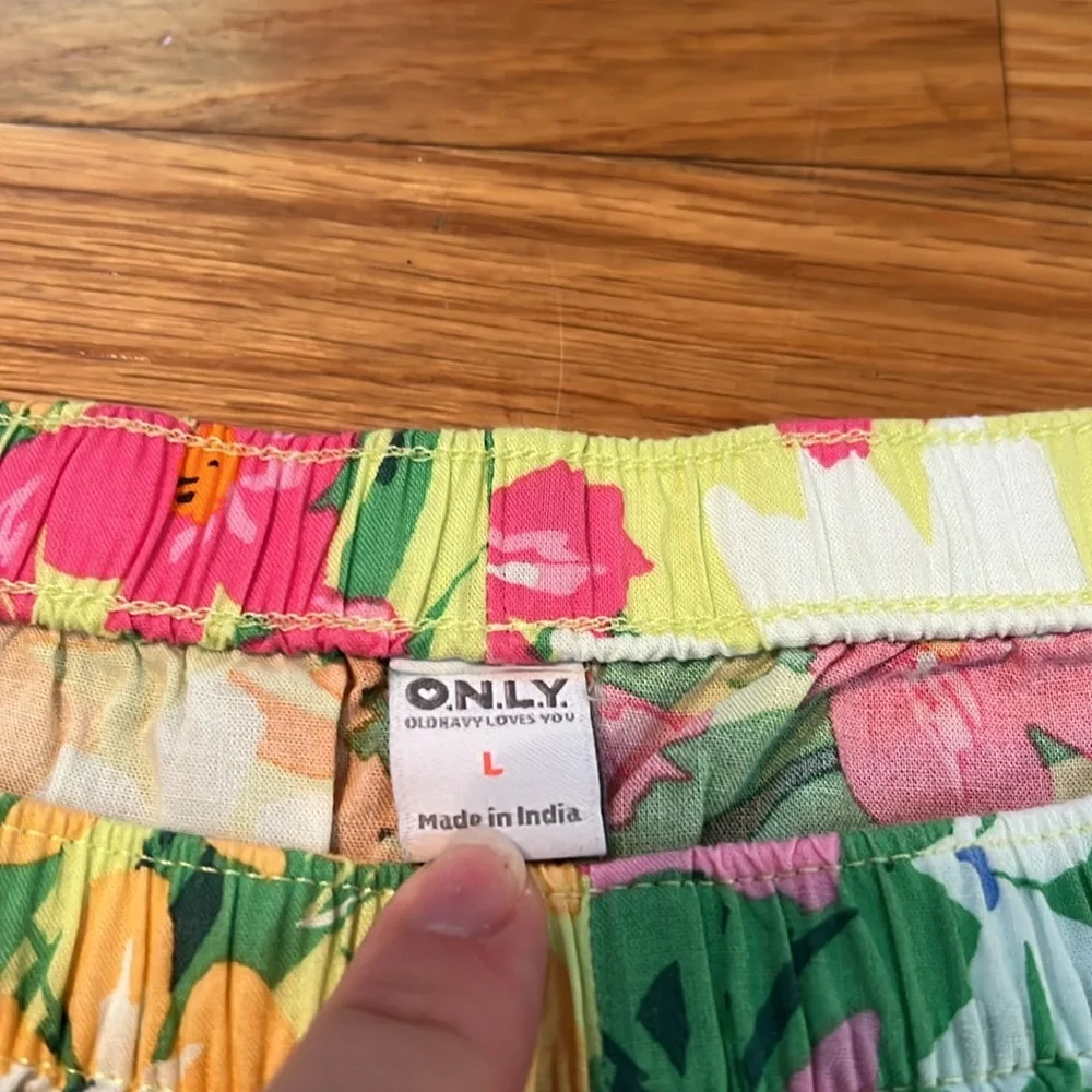 Old Navy‎ Green and Pink pajama Shorts Vibrant Design in green floral size large